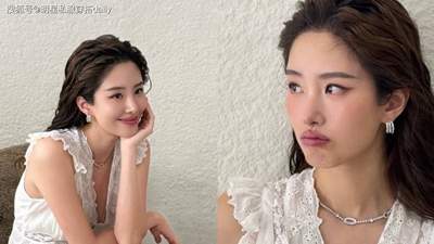 杨采钰当妈后“穿衣更放得开”！荷叶边短上衣搭碎花裙，慵懒时尚