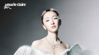 周冬雨嘉人羽翼大片封神！指尖羽毛美甲太绝，温柔又高级