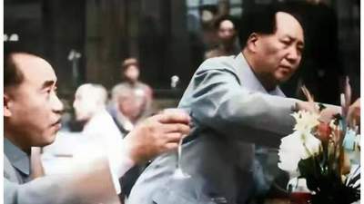 毛主席站起身敬酒的照片难得一见！而这幅题碑同样罕见，多碑骨