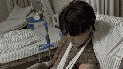 嘉峪关方特景区NPC程先生遇掰手腕意外，发声披露康复艰难且赔偿仅到2万
