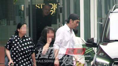 录音棚工作结束后林依轮走出，白衬衫搭黑西裤简约清爽，步履从容状态佳
