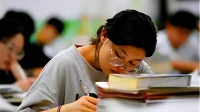 中考708分的她没选重点高中，现在泡实训车间改代码还拿了企业offer