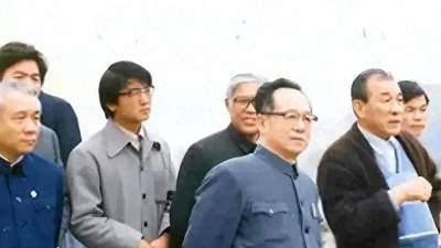 成都大三线考察会遇彭德怀，谷牧站着讲话一小时，工作人员提醒才知缘由：他在台下，我敢坐吗