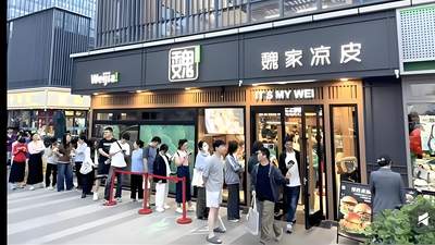 魏家凉皮多地门店价格调整引热议：全国超290家店、年入30亿净利率仅1.5%，网友与门店体验各异