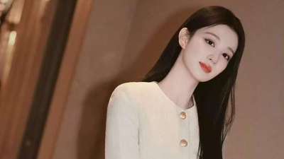 王楚然穿米白色收腰小香风套装 温婉雅致贵气动人