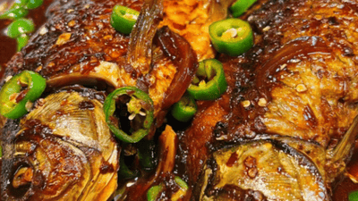 云南酱炖鲫鱼秘诀，去膜煎鱼慢炖酥骨入味