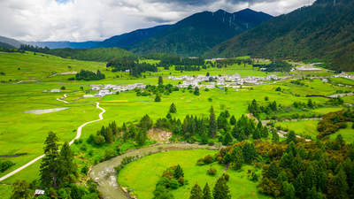 用几日时间远离日常居所，去往乡野海滨慢慢停留，不设固定行程，随心境欣赏沿途偶遇的各类风景