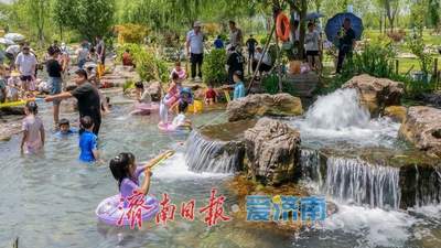 山东济南：泉畔戏水享清凉