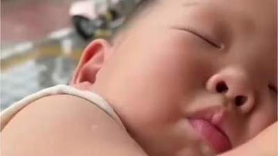宝宝躺在妈妈怀里睡得正香 妈妈一句挖掘机宝宝秒醒