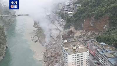 重庆彭水乌江边突发山体滑坡，有民房受损人员被埋，医院已接到伤者，救援正在进行中