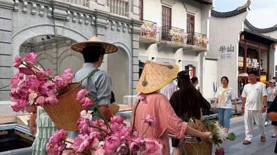 解锁江南消夏新玩法，惠山古镇全新荷花主题市集开街