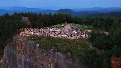 7月23日广元望远山观日出 游客结伴登山抢拍夏日云海盛景