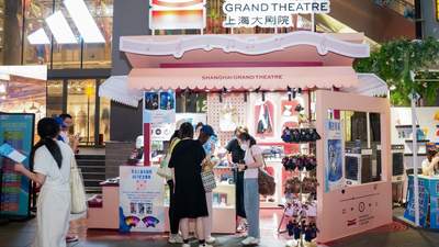 来天天有戏演艺市集解锁多元玩法 逛户外摊看快闪还能玩室内手作
