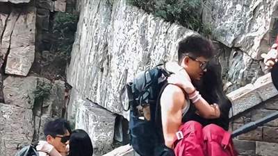 泰山陪爬“变味”,牵手公主抱、明码标价,这山爬得太辣眼