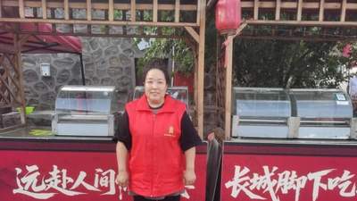 秦长城打卡间隙享暖汤 游客点赞山野专属鸡汤泡面