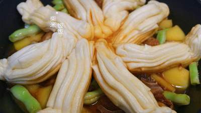 三伏天就爱这么一锅出！豆角土豆排骨配花卷，每一口都是家常热乎气