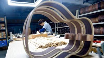 湖北松滋吉他产业迎20余国客商 手工制琴与自动化产线共谱多元乐章