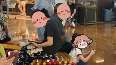 暑假亲子场挤满低头身影 多元场景中你家娃的电子伙伴占了多少时间