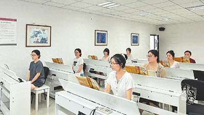 四川多地文化馆推出消夏体验活动 市民白天学艺夜晚听音乐会享多元文化乐趣