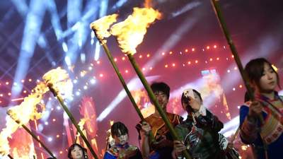 威宁火把节狂欢夜：万人共赴18℃夏夜之约，多元民族活动燃动五里岗广场