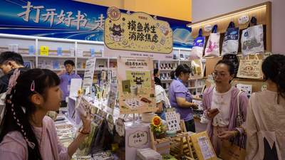 热情的读者把工作人员挤到展台门口，上海书展上的文创何以圈粉？