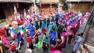 安顺市2026年“避暑季”省级非遗屯堡花灯展演活动在马官镇开幕