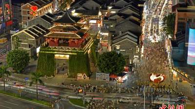 南宁中山路夜“迎”四方客 市井烟火带动经济升温