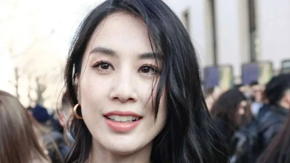 黄圣依17年婚姻终散场!拿走20亿甩了杨子,豪门提线木偶的真相藏不住了