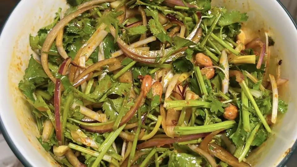 这菜名字听着挺猛呀？东北家常老虎菜，脆辣开胃夏天吃着正合适