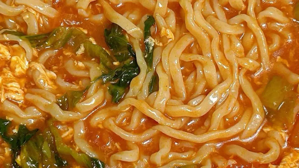 一碗红汤暖面,番茄鸡蛋生菜,是刻进骨子里的治愈