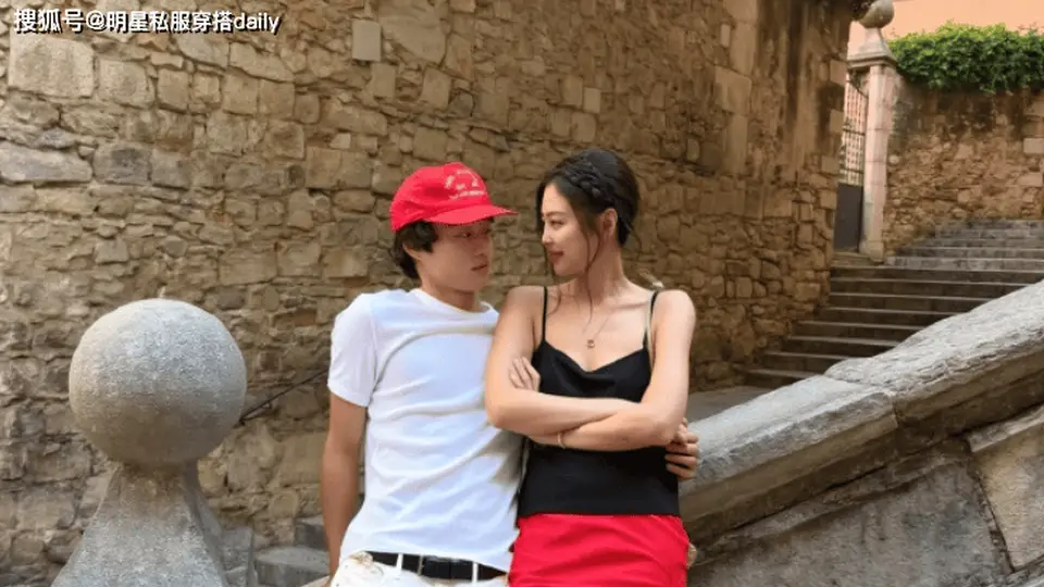 Jennie新曲《Less than a Lover》造型引热议 黑红极简穿搭编发成大众可照搬范本
