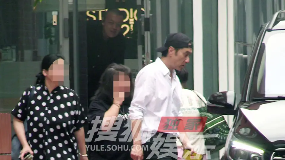 录音棚工作结束后林依轮走出，白衬衫搭黑西裤简约清爽，步履从容状态佳