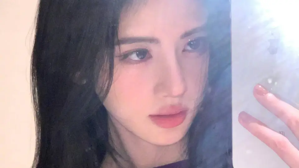 鞠婧祎暗紫色挂脖裙对镜自拍 清透妆容打造柔媚慵懒纯欲感