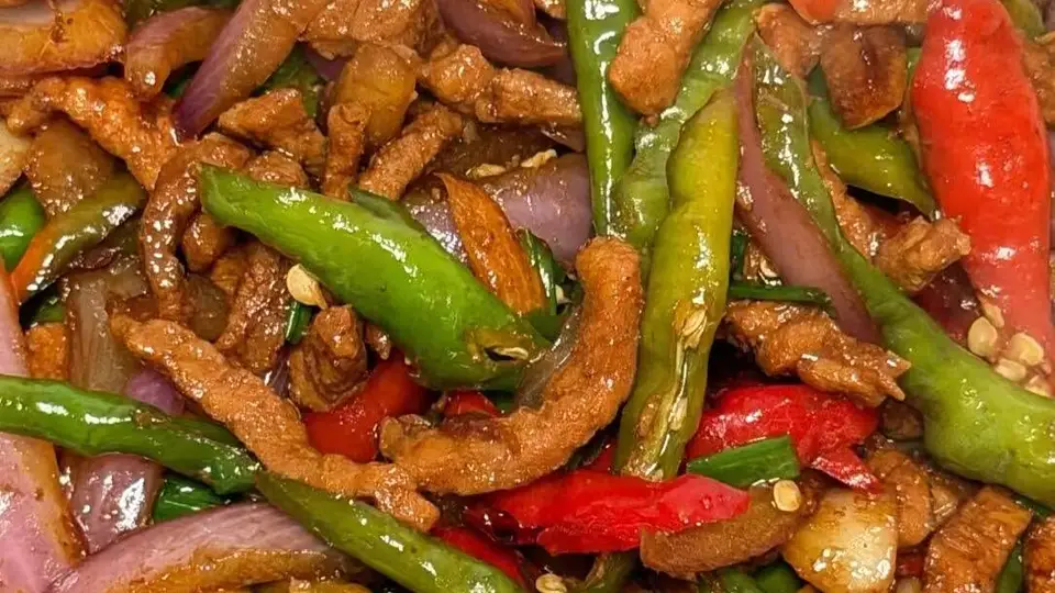 双椒洋葱配滑嫩肉丝，这场下饭美味的烹饪体验每一口都藏着鲜香惊喜