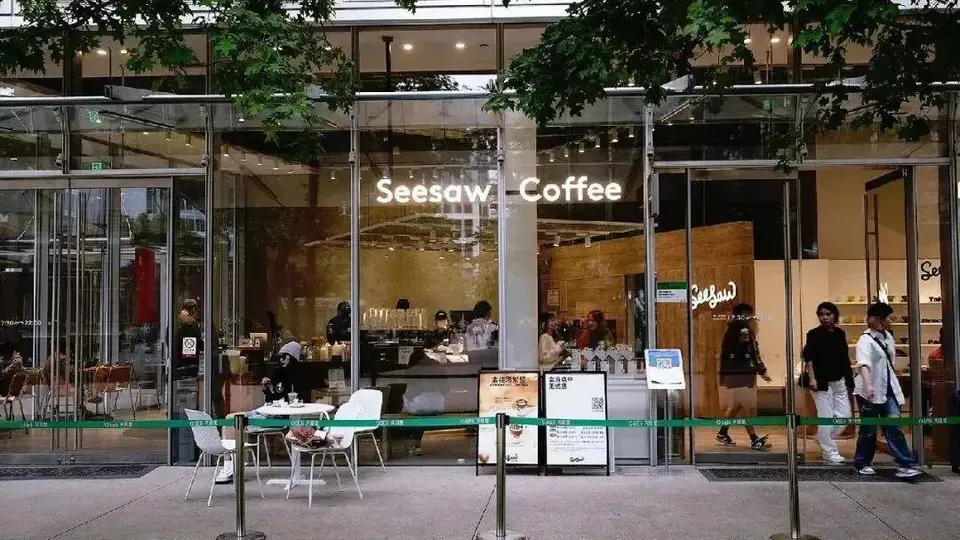 逛过百家曾火极一时的咖啡门店？那些开遍街头的昔日网红品牌，如今不少门店关门，创始人也被限制高消费，你身边还有没倒的吗？