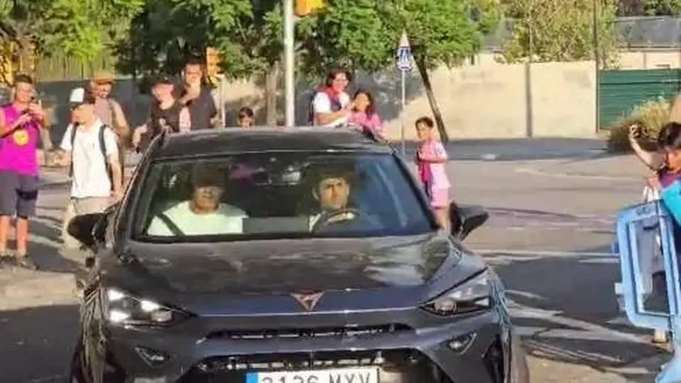 签约在即!世体:罗德里抵达巴萨基地接受体检 球迷列队欢呼