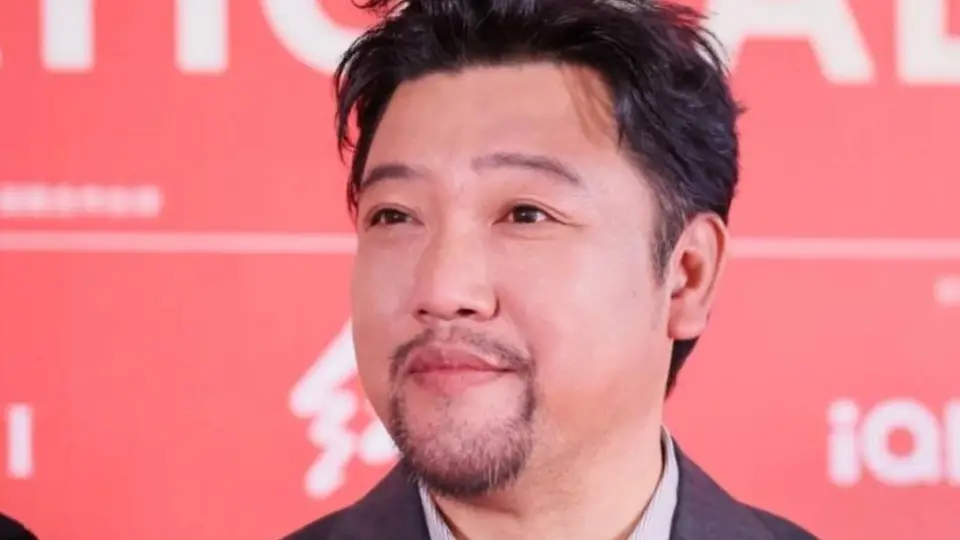 “东北酒王”贾冰,剧组连干6瓶洋酒,第二天差点吐血