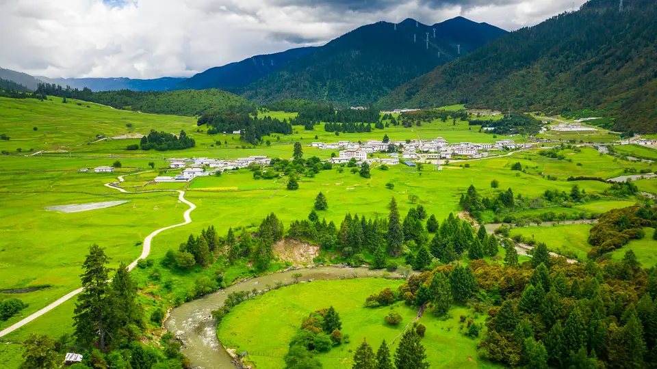 用几日时间远离日常居所，去往乡野海滨慢慢停留，不设固定行程，随心境欣赏沿途偶遇的各类风景