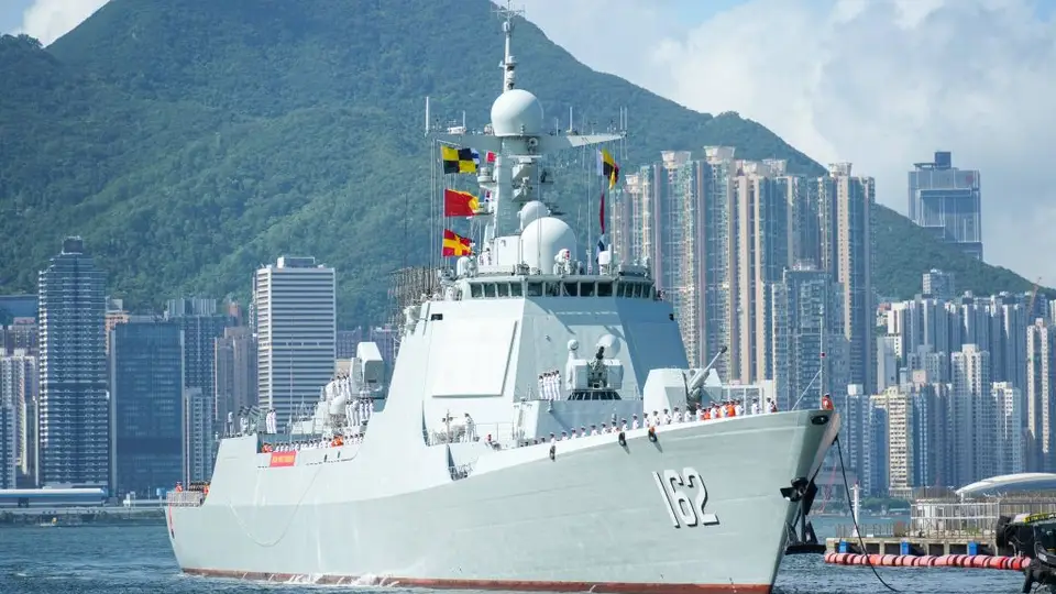 综述：国安家好庆回归 香江舰影引热潮——南宁舰、衡阳舰抵港激发爱国热情