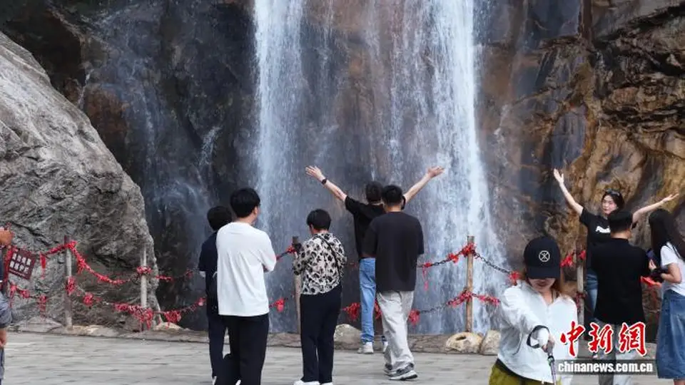 盛夏秦岭绿意葱茏 游人入山享清凉