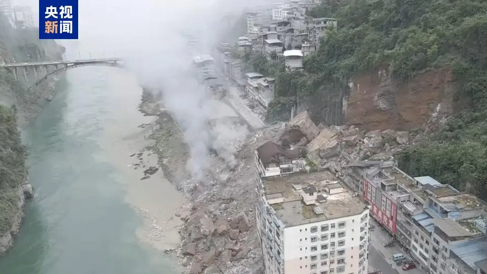 重庆彭水乌江边突发山体滑坡，有民房受损人员被埋，医院已接到伤者，救援正在进行中