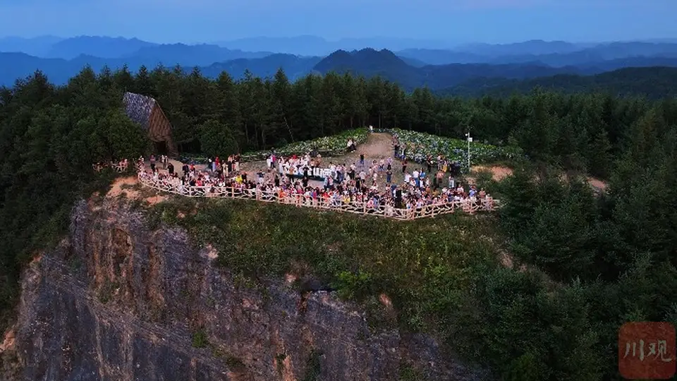 7月23日广元望远山观日出 游客结伴登山抢拍夏日云海盛景