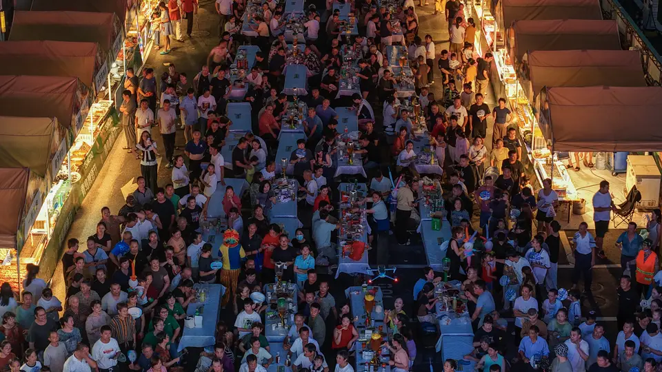 建德更楼夏日啤酒节热闹开启 市民游客逛市集享美食体验活力夏夜