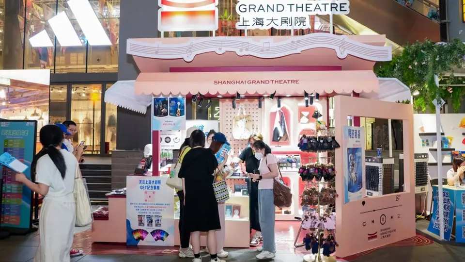 来天天有戏演艺市集解锁多元玩法 逛户外摊看快闪还能玩室内手作