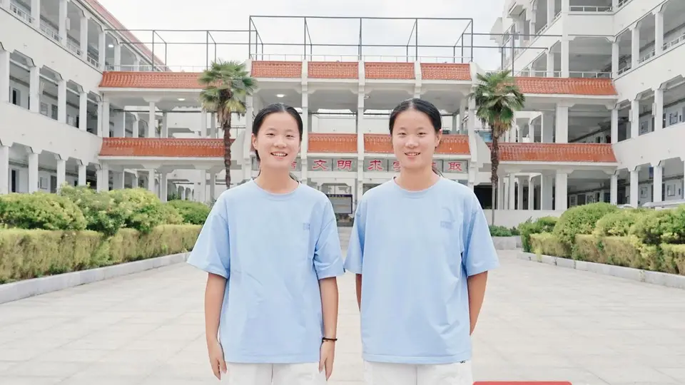692分双胞胎姐妹各赴山海：一个披戎装，一个铸重器
