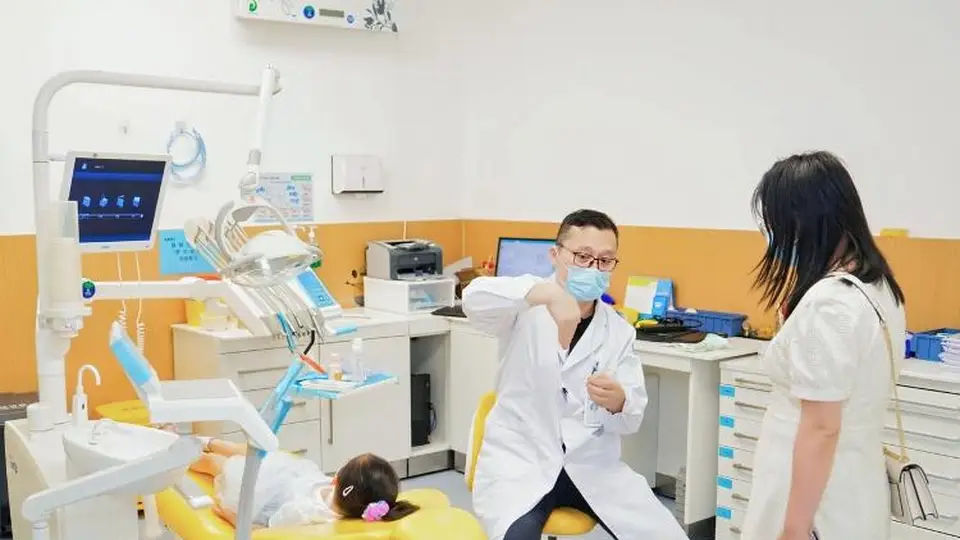 儿童口腔健康“家校医联动”趣味互动进行中 医生点明日常护牙关键动作