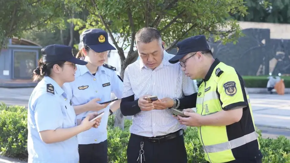 市区核心游客集散地直击 多部门联合开展旅游包车集中整治行动 现场核验车辆资质排查安全隐患