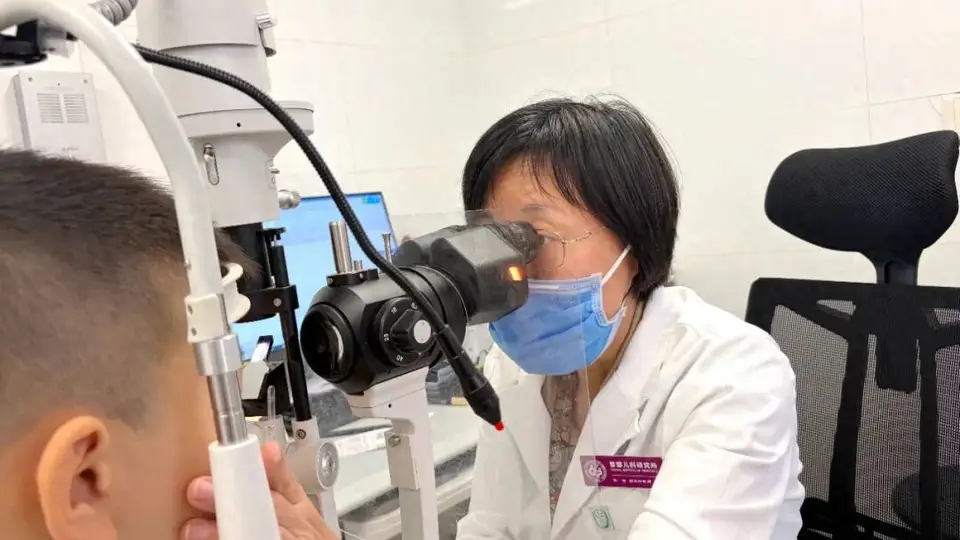 新手爸妈必看！婴儿眼屎多流泪别瞎慌 眼科医生教你辨倒睫和泪道堵 轻松排查不焦虑