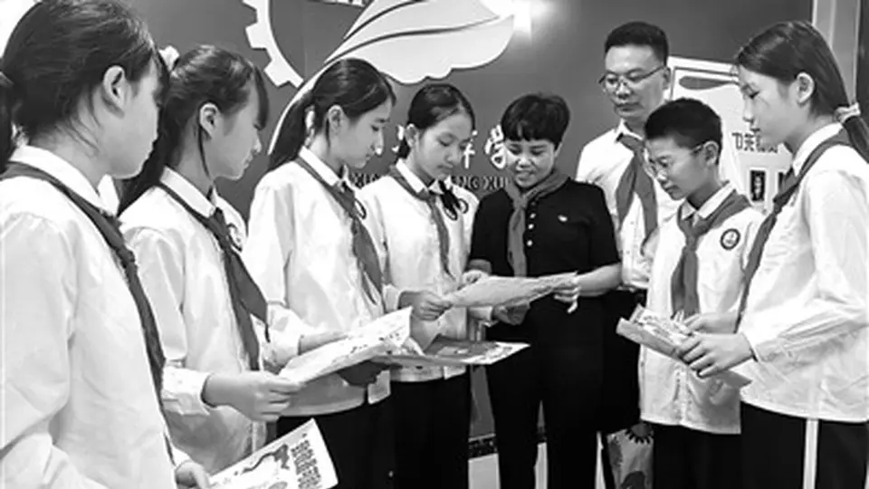 7月27日漯河东街小学国防教育课 杨素香与少先队员共绘喀喇昆仑敬英雄