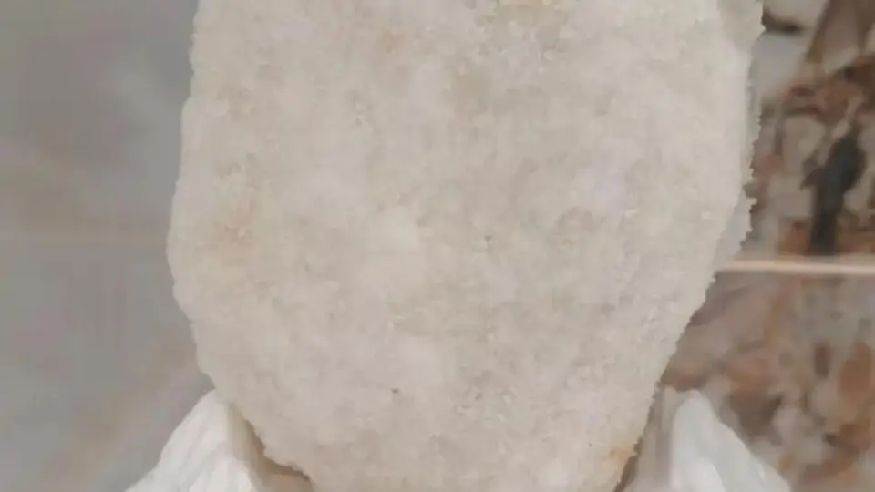 青海察尔汗盐湖游客乱捡盐块当纪念品 景区喊话别伸手 当心含微毒还伤盐体